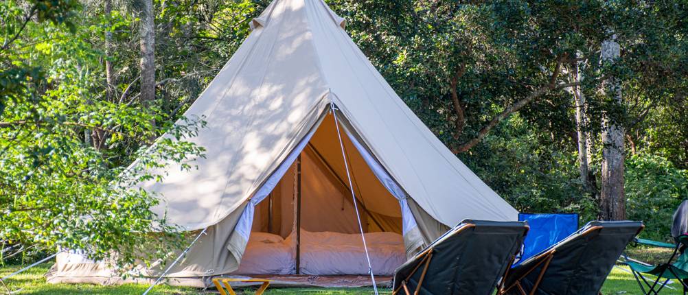 Tipi-Zelt-Test: Ein großes Tipi Zelt auf einer Wiese.