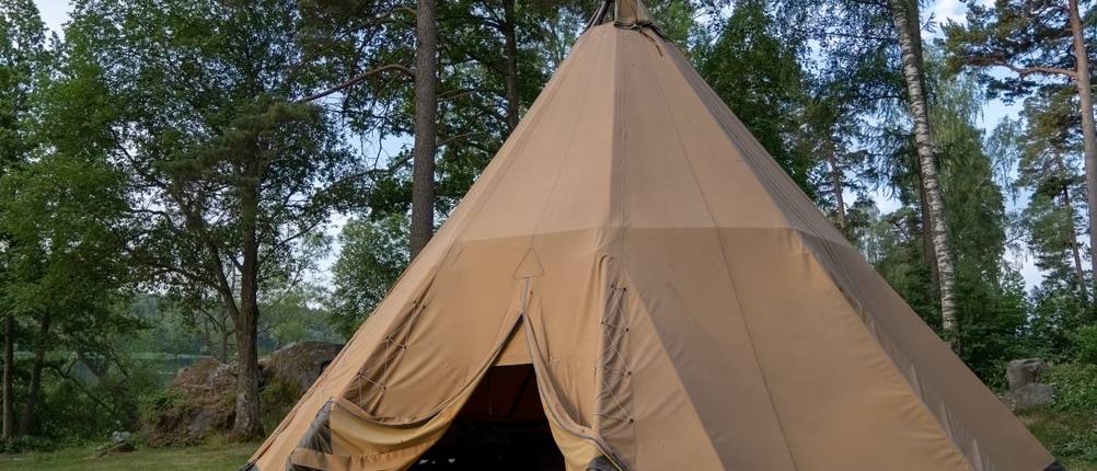 Tipi-Zelt-Test: Ein großes Tipi Zelt im Wald.