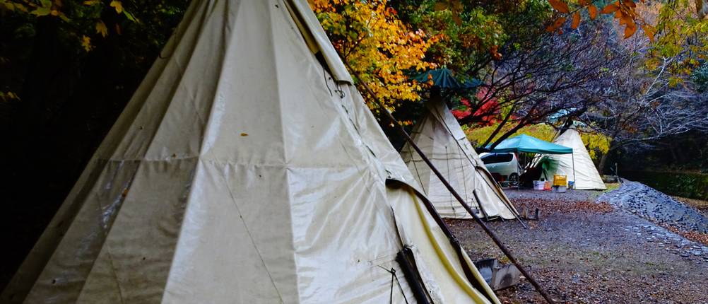 Tipi-Zelt-Test: Diverse nasse Tipi Zelte.