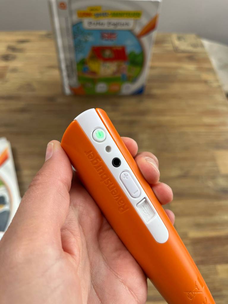 Tiptoi im Test: Die Betriebstaste leuchtet grün.