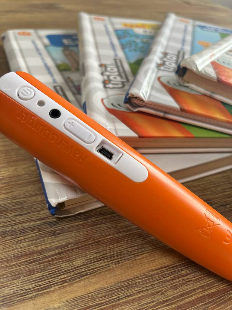 Blick auf den geöffneten USB-Anschluss eines getesteten Tiptoi.