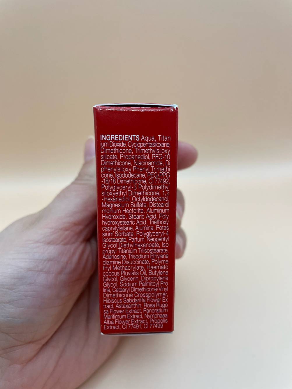 Auf der Seite der Kartonverpackung von getestetem Foundation-Puder stehen Informationen zum Inhalt.