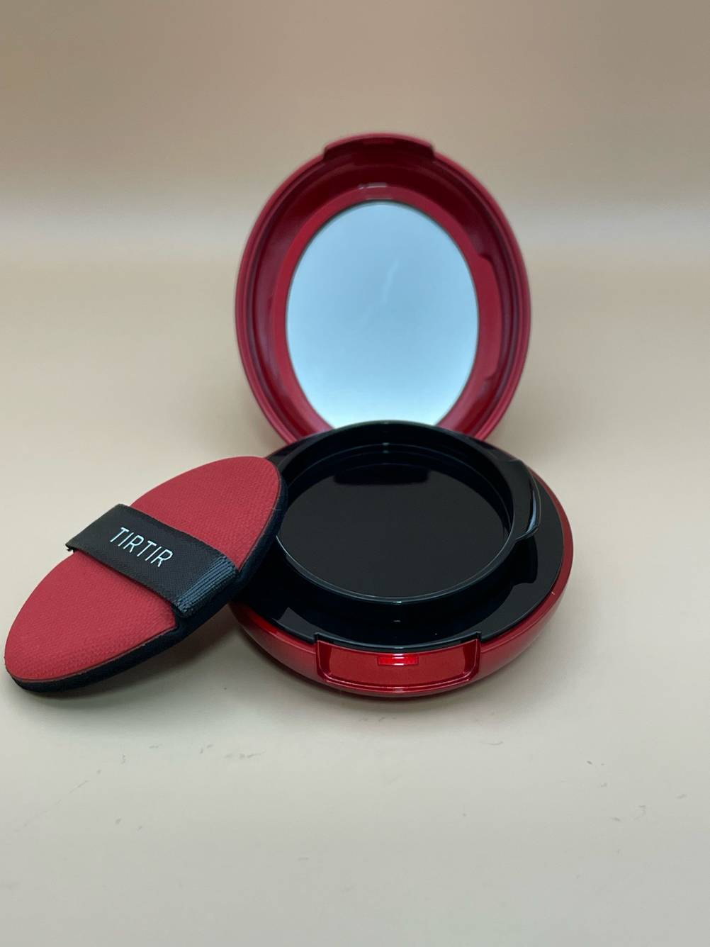 Foundation-Puder-Test: Das Pad liegt halb auf dem geöffneten Tiegel.
