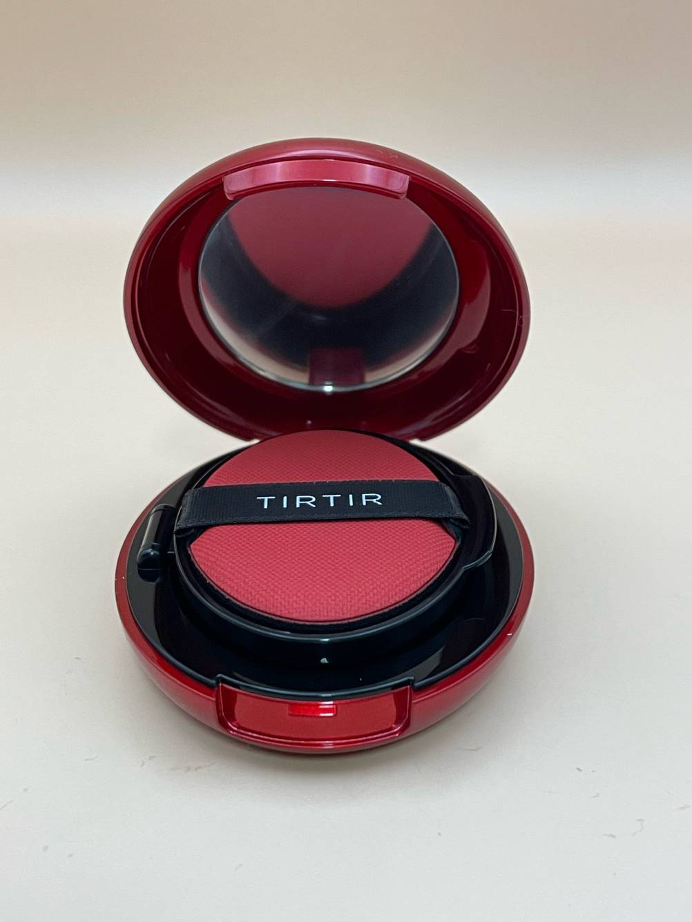 Foundation-Puder im Test: Ein Behälter mit Spiegel ist aufgeklappt.