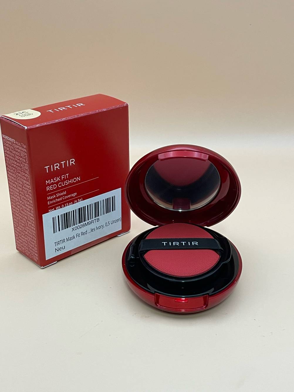 Foundation-Puder im Test: Ein Etui steht neben der Originalverpackung.