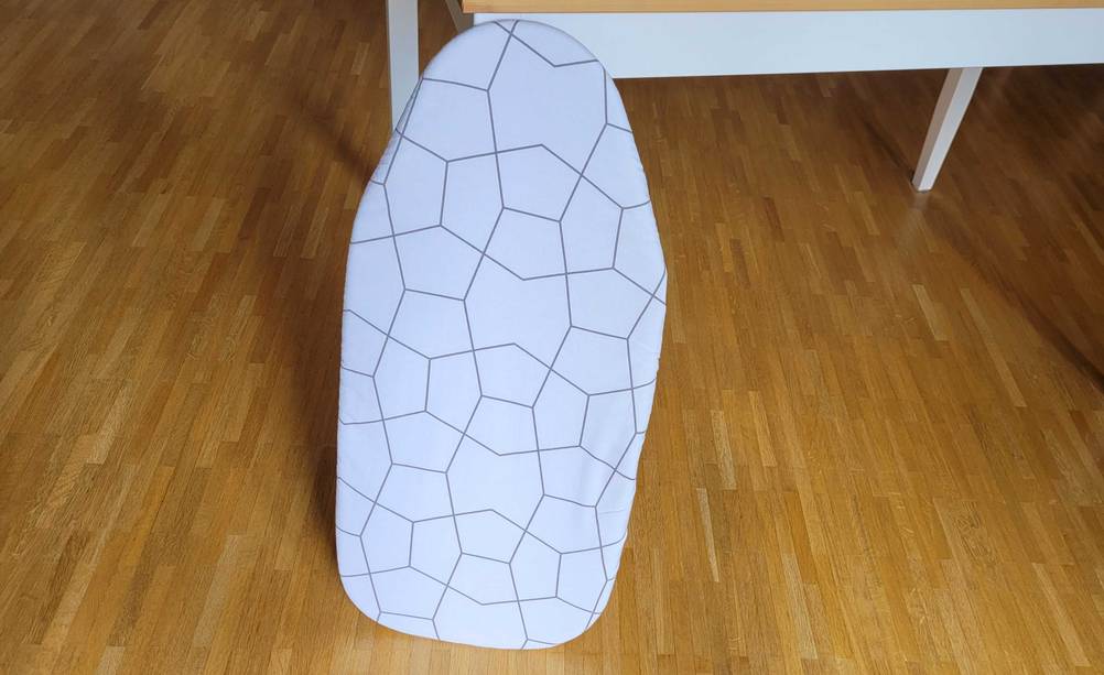 Tischbügelbrett getestet: Ein Produkt mit Überzug lehnt an einem Tisch.