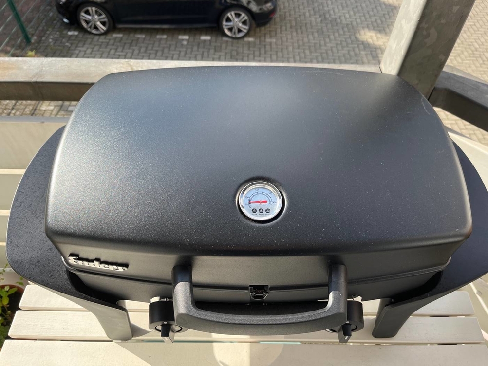Auf dem Bild: ein Gasgrill von Enders mit einem außen liegenden Heizthermostat. 