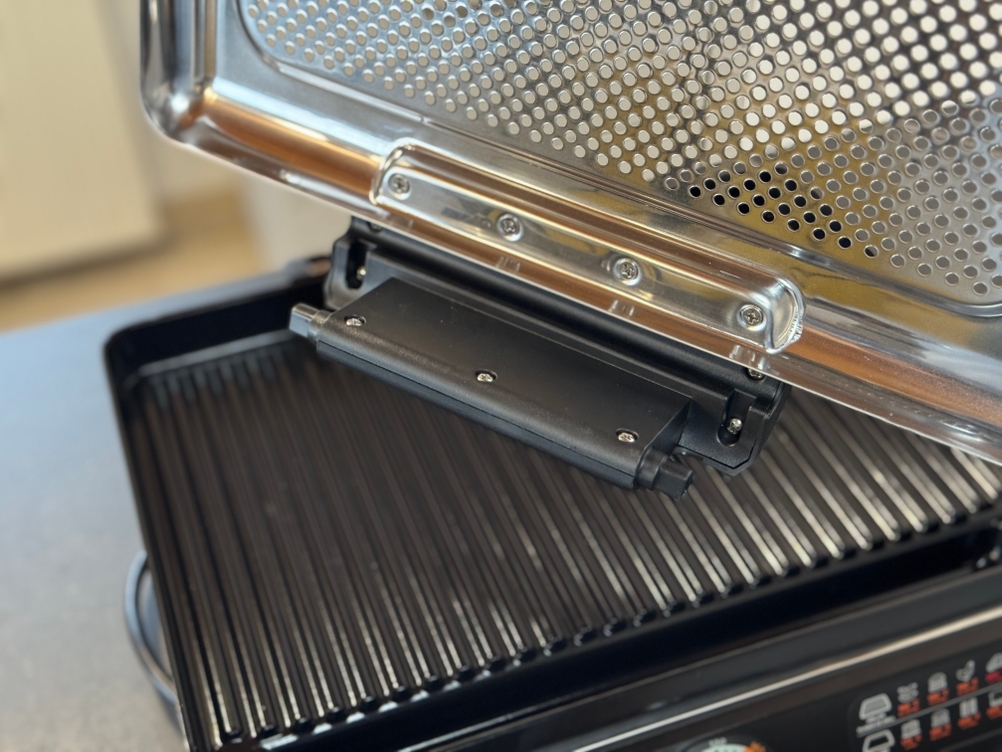 Scharnier des abnehmbaren Deckels des getesteten Tischgrills von Ninja.