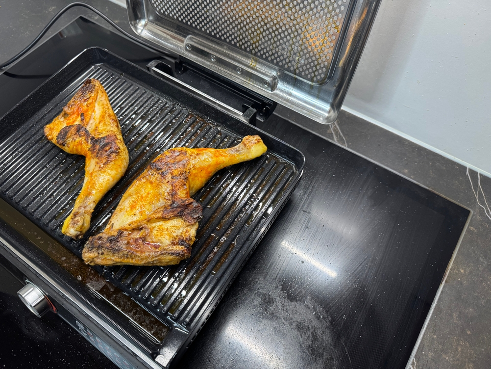 Neben dem getesteten Tischgrill von Ninja sind Fettspritzer auf der Herdoberfläche.