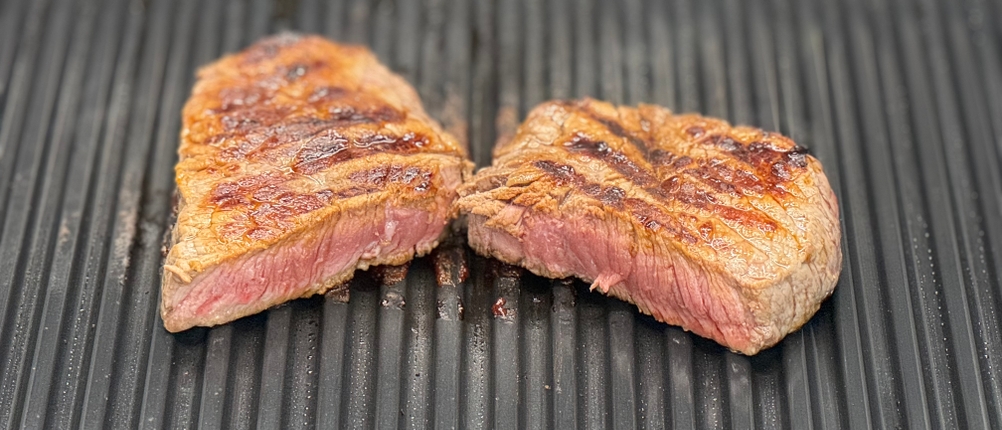 Ein gegrilltes Steak liegt auf dem getesteten Grill von Ninja.