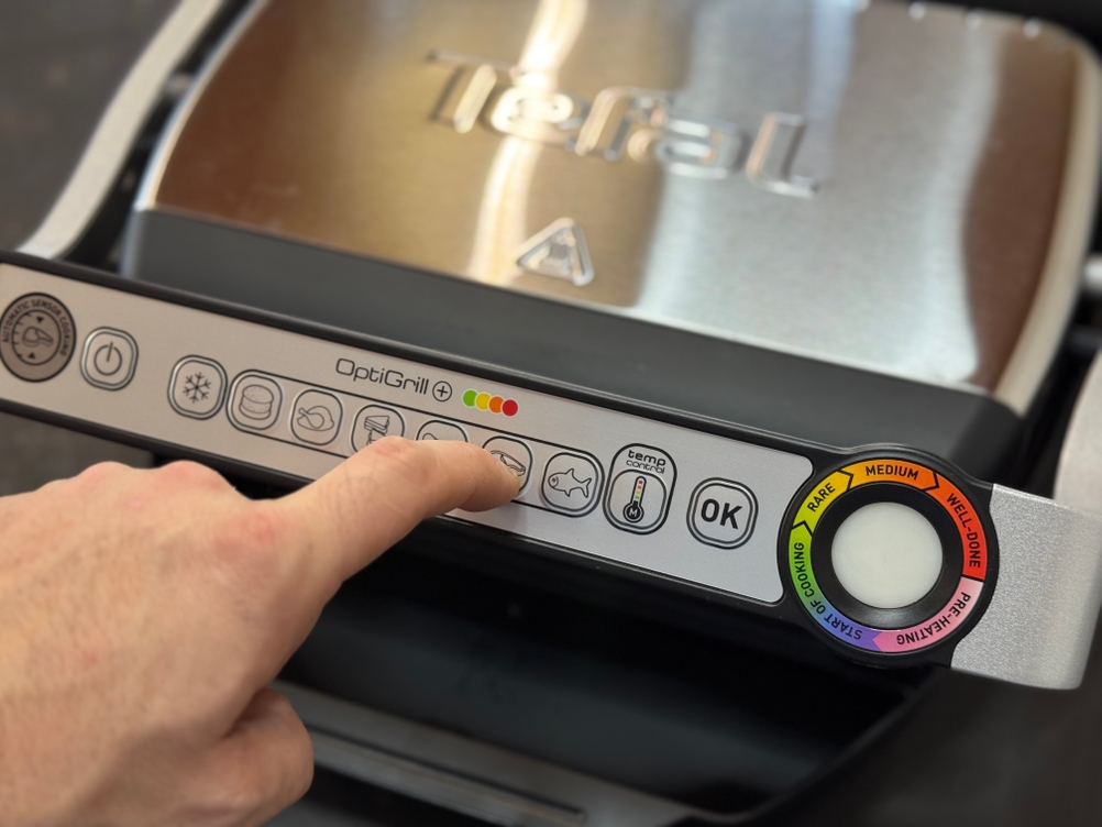 Eine Person bedient den getesteten Tefal-Tischgrill.
