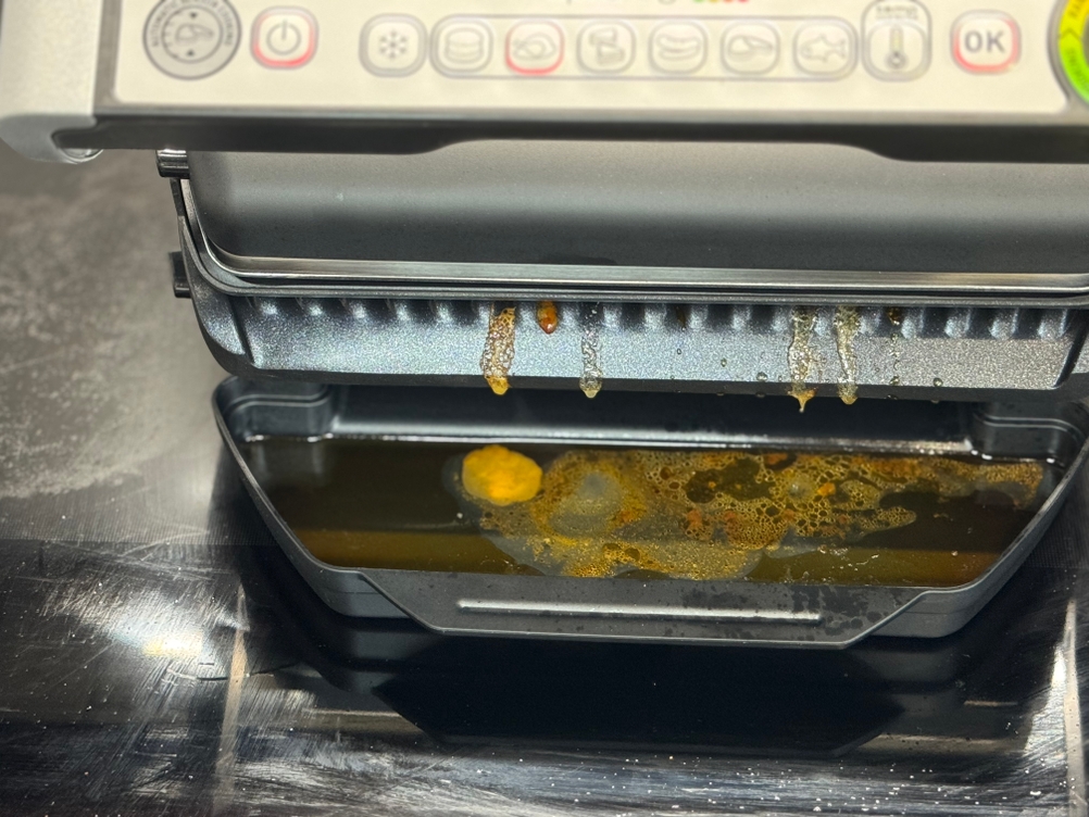 Ablaufendes Fett aus dem getesteten Tischgrill von Tefal.
