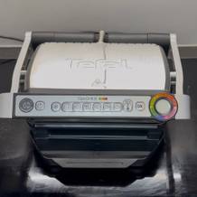 Getesteter Tischgrill von Tefal auf einem Herd.