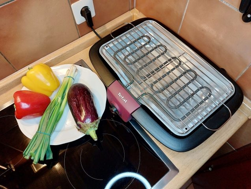 tischgrill-test: Neben einem Tischgrill liegt verschiedenes Gemüse.