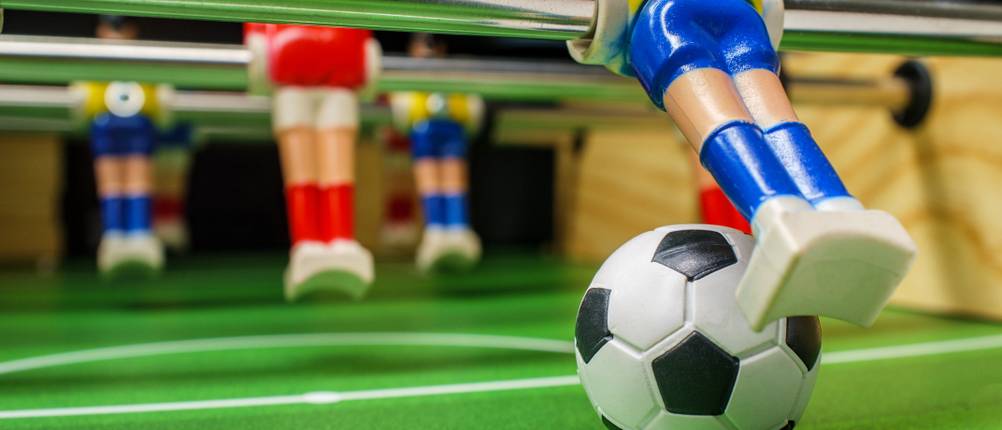 Nahaufnahme einer Tischkicker-Figur mit Ball
