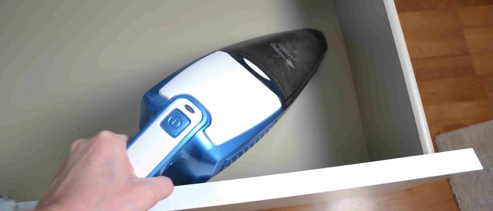 Nahaufnahme eines Tischstaubsaugers bei der Anwendung. 