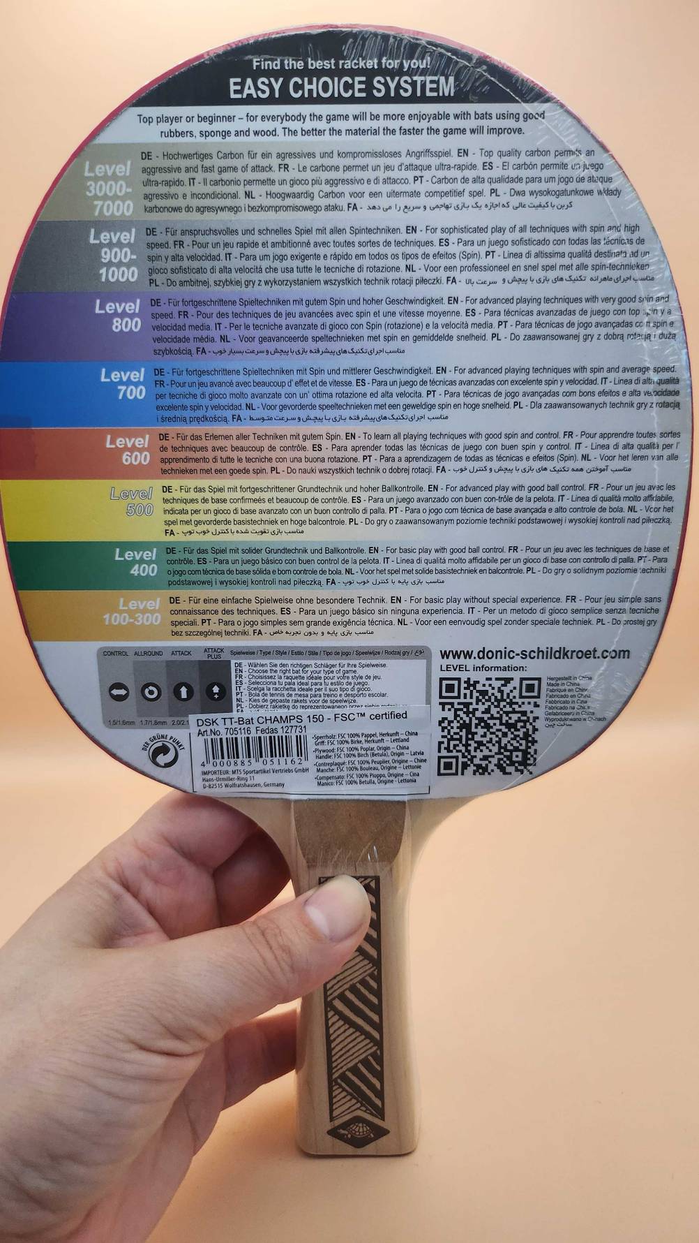 Rückseite eines verpackten Tischtennis-Holz im Test von einer Hand gehalten.