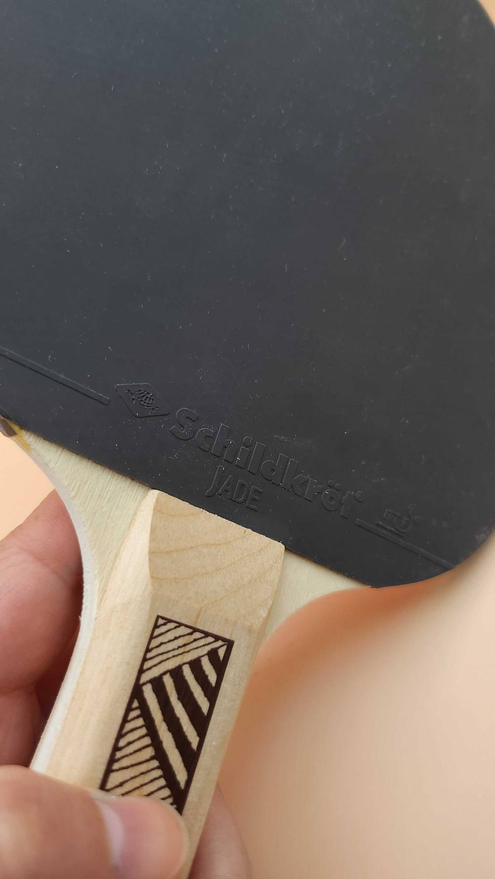 Tischtennis-Holz-Test: Nahaufnahme der Verbindung von Griff und Schläger.