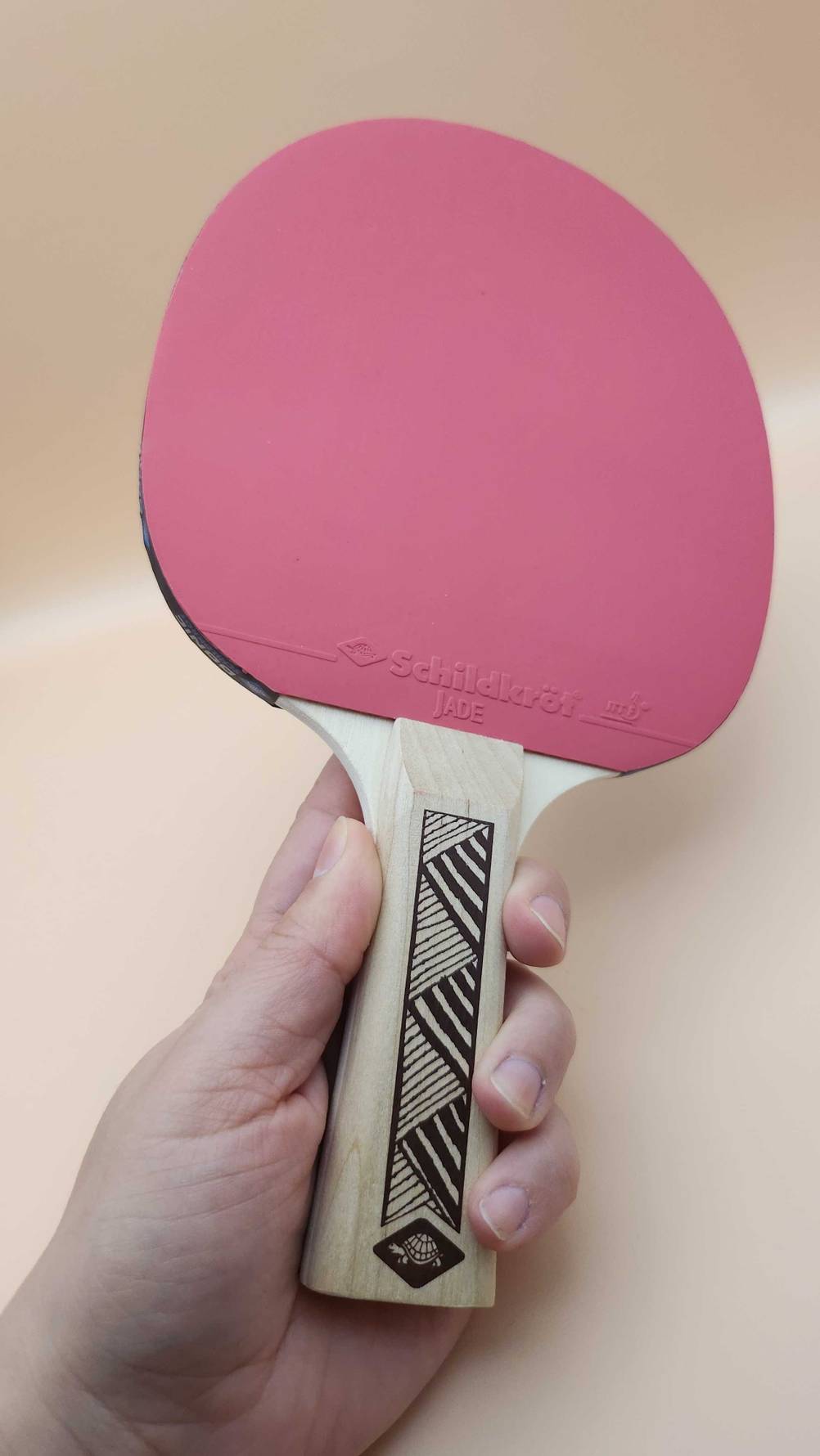 Eine Hand hält ein Tischtennis-Holz im Test hoch.