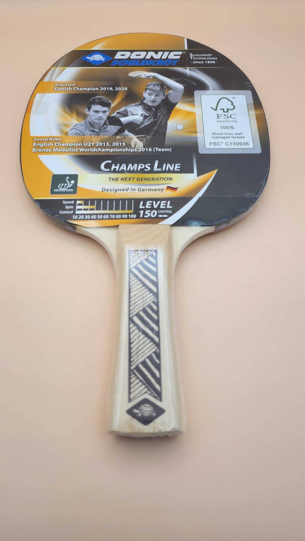 Ein Tischtennis-Holz im Test verpackt auf einer hellen Fläche.