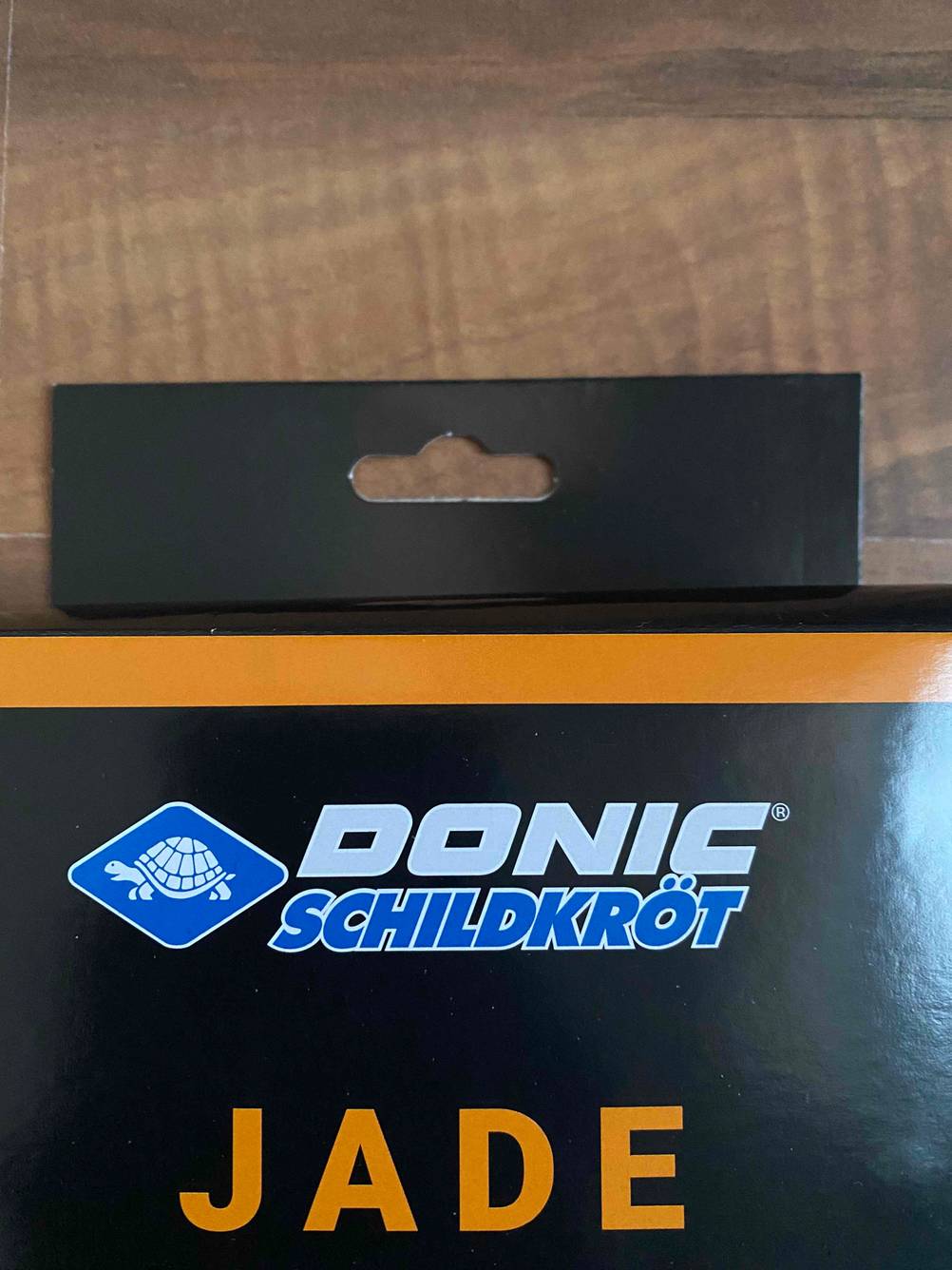 Nahaufnahme des Logos einer Packung der getesteten Tischtennisbälle.
