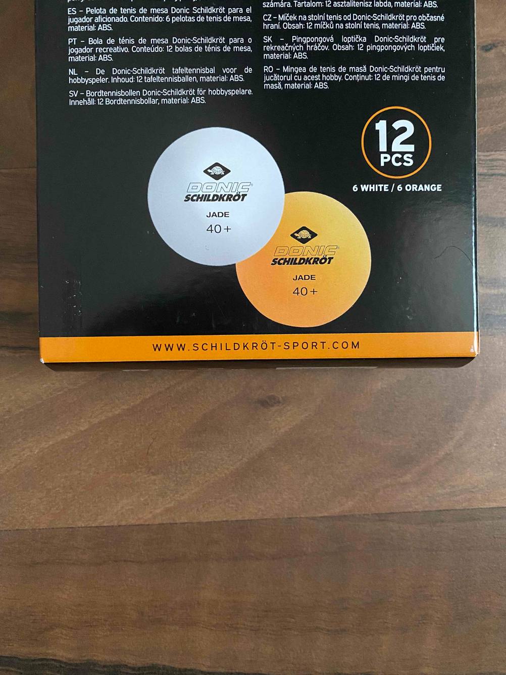 Im Test: Nahaufnahme der Hersteller-Internetadresse und der Tischtennisbälle auf der Rückseite der Packung.