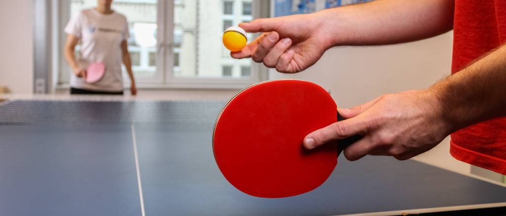Tischtennisschläger-Test: Tischtennisspiel mit Allround-Schlägern an einer blauen Tischtennisplatte.