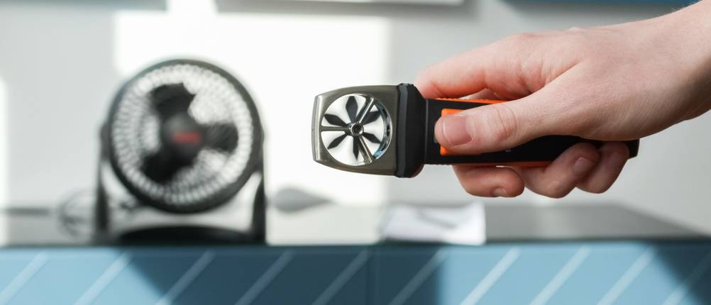 Mit einem Anemometer wird die Lautstärke eines Tischventilators gemessen.