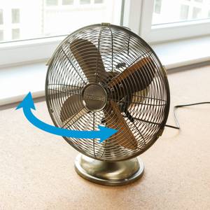 Drehender Tischventilator von Tristar auf einem Tisch.