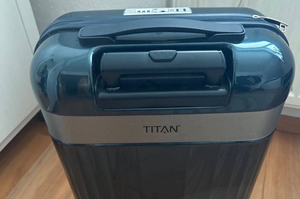 Handgepäck-Koffer im Test: dunkelgrauer Titan-Trolley steht auf Holzboden.