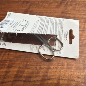 Die Titania-Nagelschere wurde ein wenig aus ihrer Verpackung gezogen.
