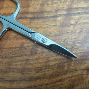 Die Spitze der Titania-Nagelschere in Nahaufnahme.