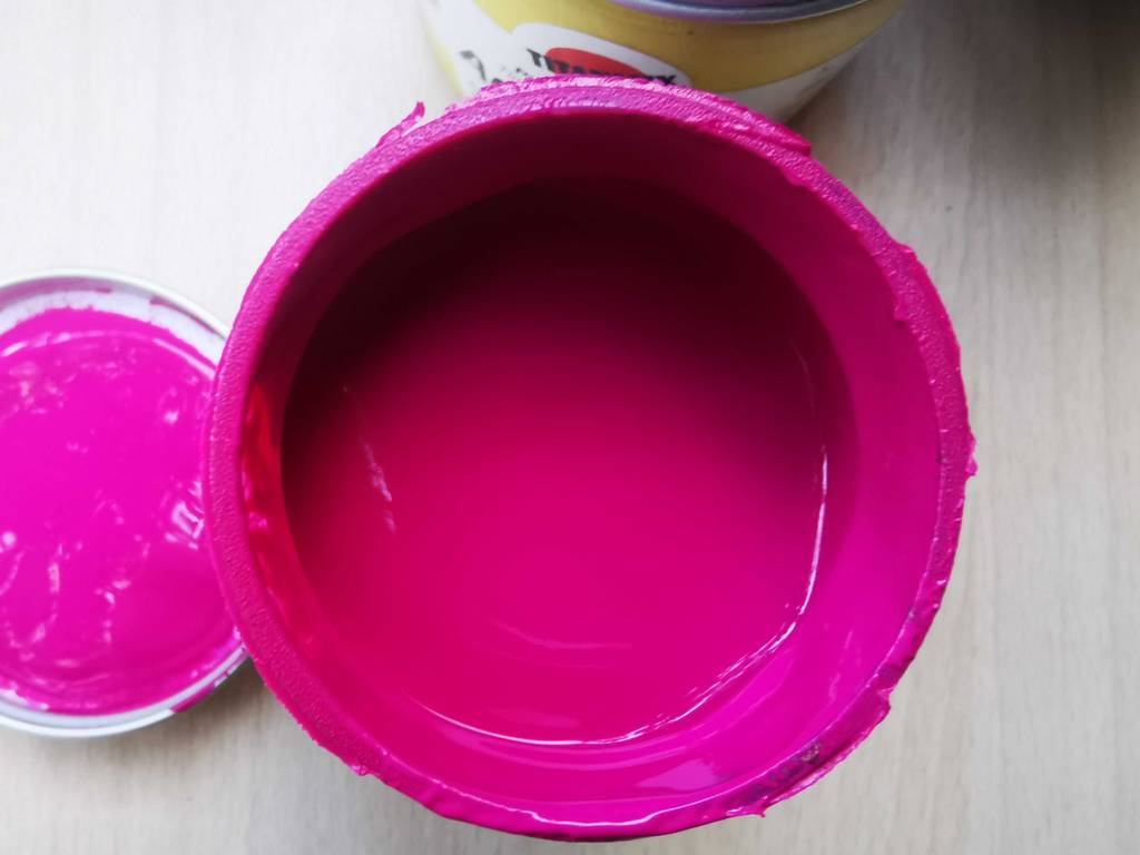 Blick von oben auf den rosafarbenen Acryllack im Test.