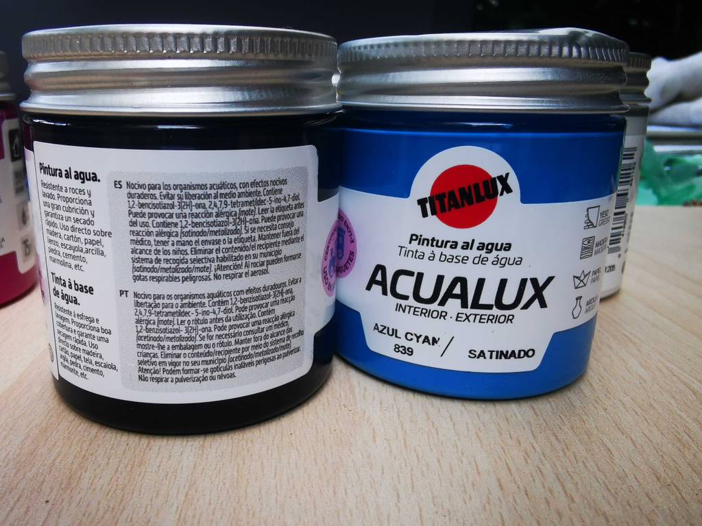 Im Test: Ein Glas Acryllack steht mit der Rückseite nach vorn neben einem zweiten.