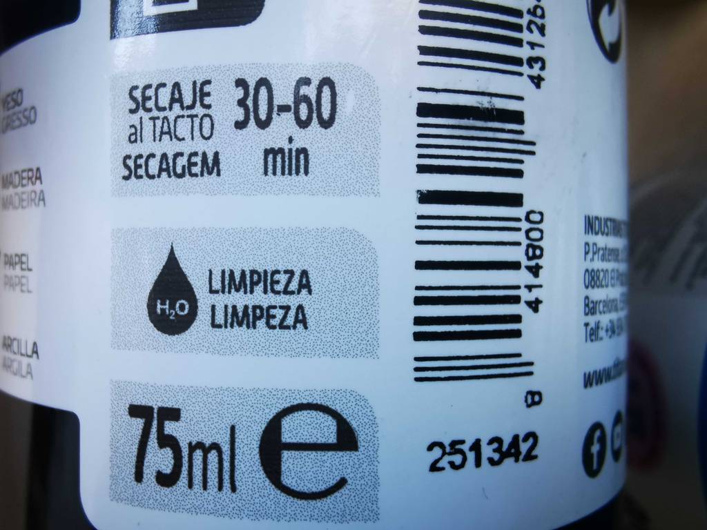 Auf einem Glas getesteter Acryllack ist die Trocknungszeit angegeben.