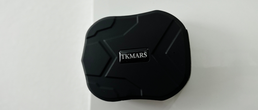 Das TKMARS GPS Gerät haftet an einer glatten, senkrechten Fläche. Es ist ohne zusätzliche Halterung befestigt.