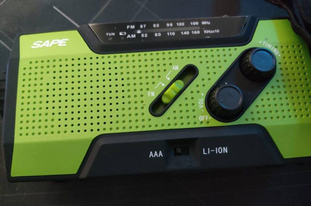 Nahaufnahme eines schwarz-grünen TKOOFN Solar Radios, das als Kurbelradio getestet wurde.