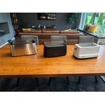 Drei Toaster-4-Scheiben stehen nebeneinander auf einem Holztisch