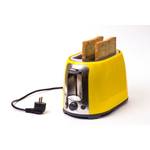 Toaster-mit-Sandwichzange-Test: Ein gelber Toaster mit zwei Toast-Scheiben und einem Stecker. 