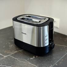 Der getestete Toaster von Philips steht auf einer dunklen Arbeitsfläche.