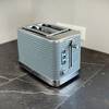 Der getestete Toaster von Russell Hobbs steht auf einer dunklen Arbeitsfläche.