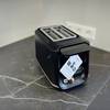 Der getestete Toaster von Tefal steht auf einer dunklen Arbeitsfläche.