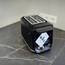 Der getestete Toaster von Tefal steht auf einer dunklen Arbeitsfläche.