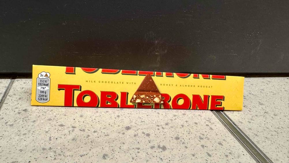 Vor einer dunklen Wand befindet sich eine Packung der getesteten Toblerone.