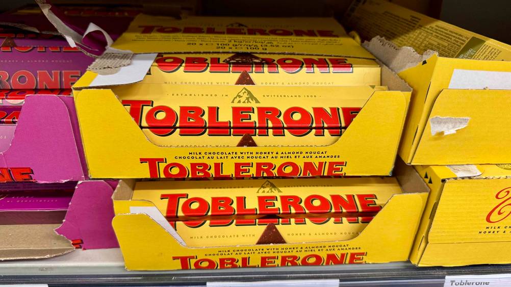 Mehrere Packungen der Toblerone im Test in einem Verkaufsragal.