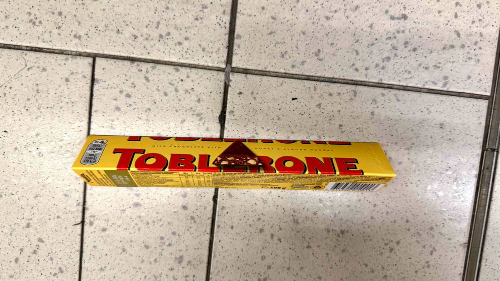 Toblerone getestet: Eine verpackte Schokolade auf einem Fließenboden.