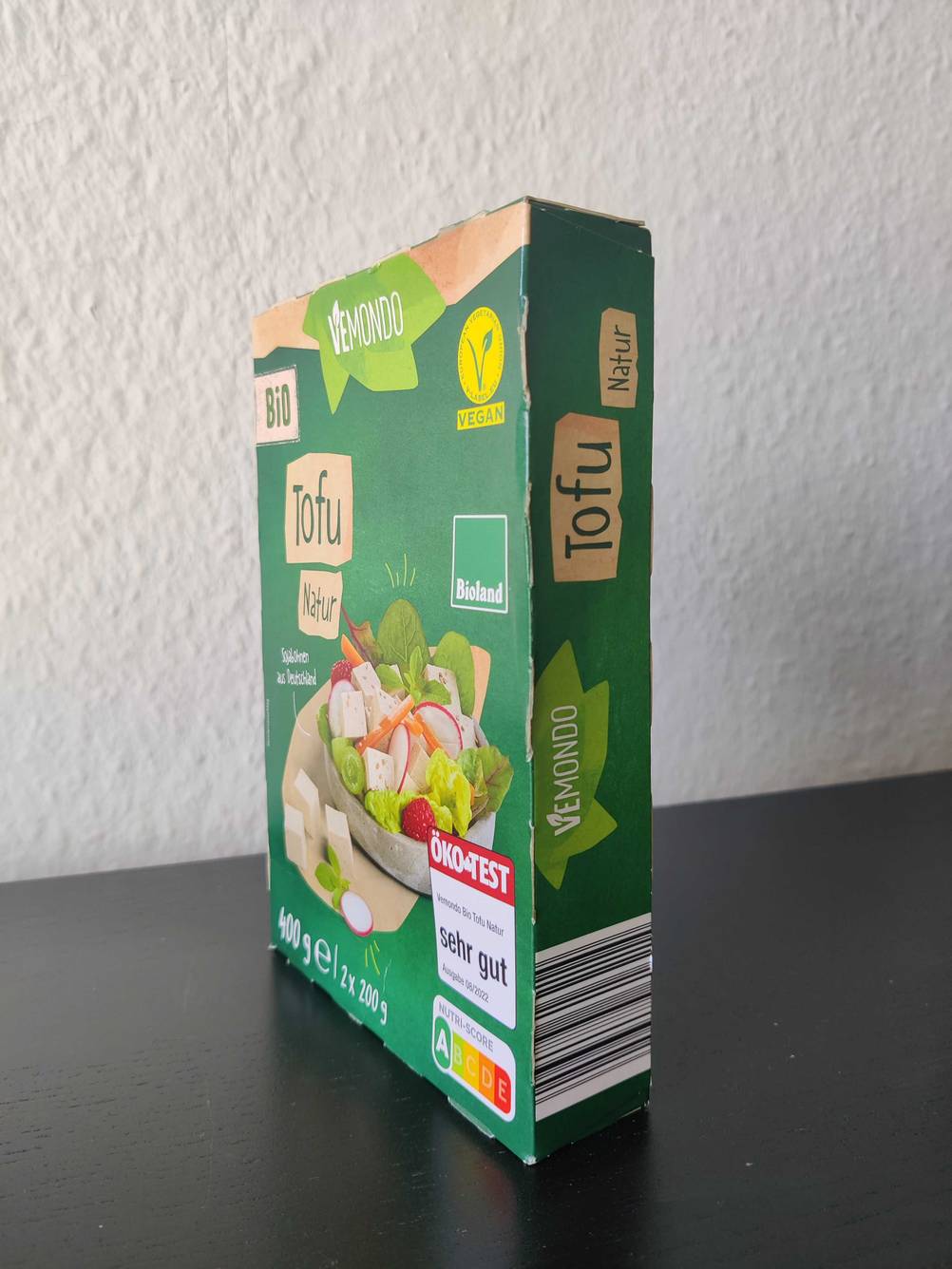 Ein getesteter Tofu-Block steht verpackt auf dem Küchentisch. 