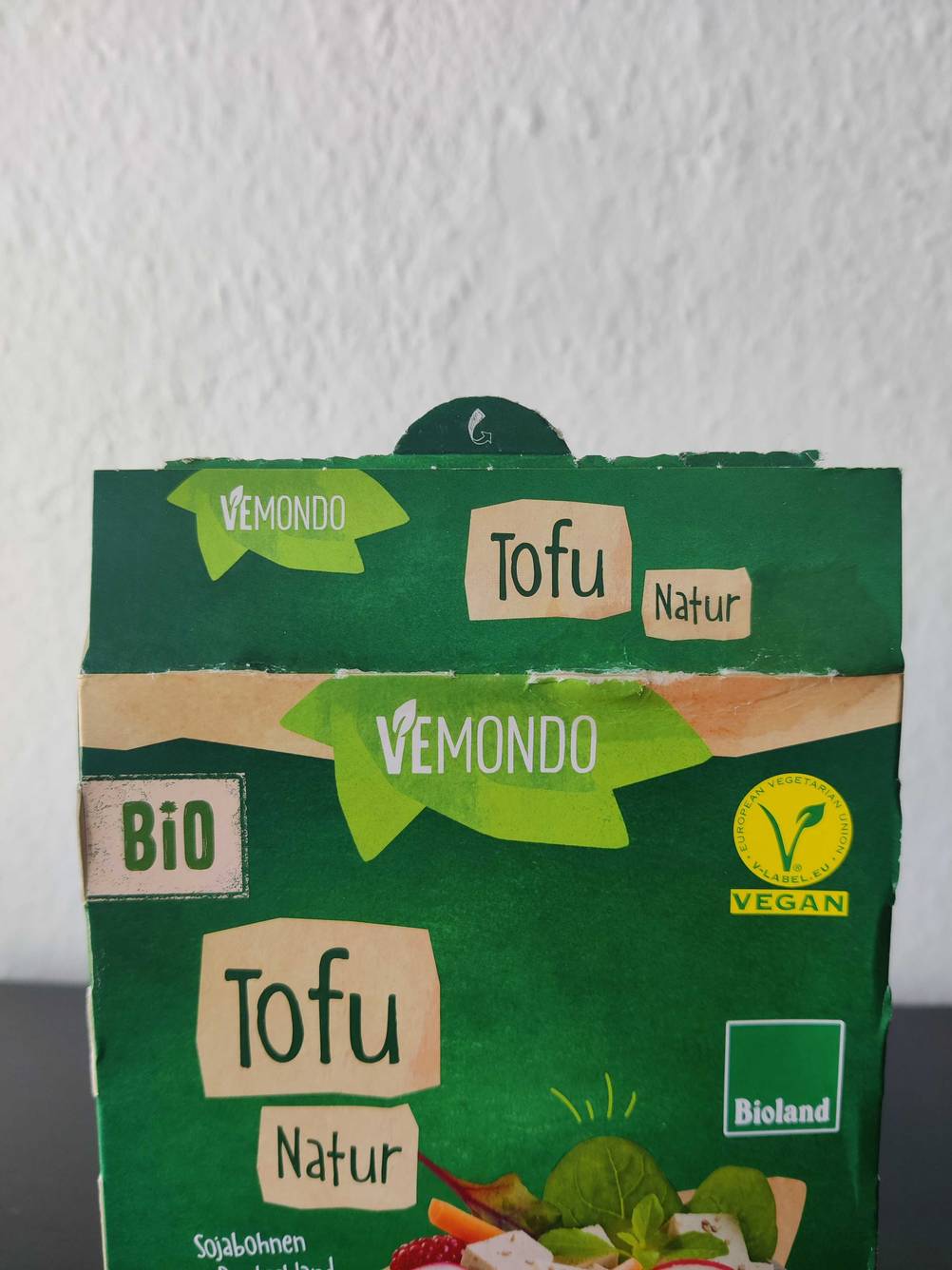Nahaufnahme der Vorderseite einer Originalverpackung des getesteten Tofu mit Logo.