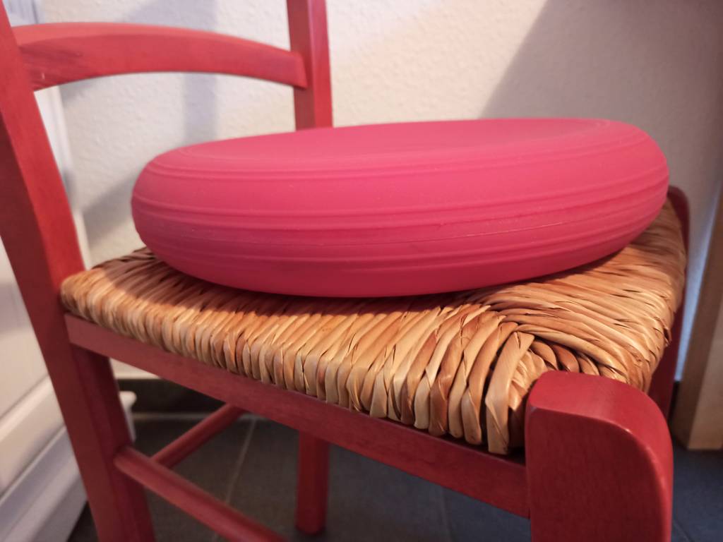 Ein Balancekissen auf einem Stuhl