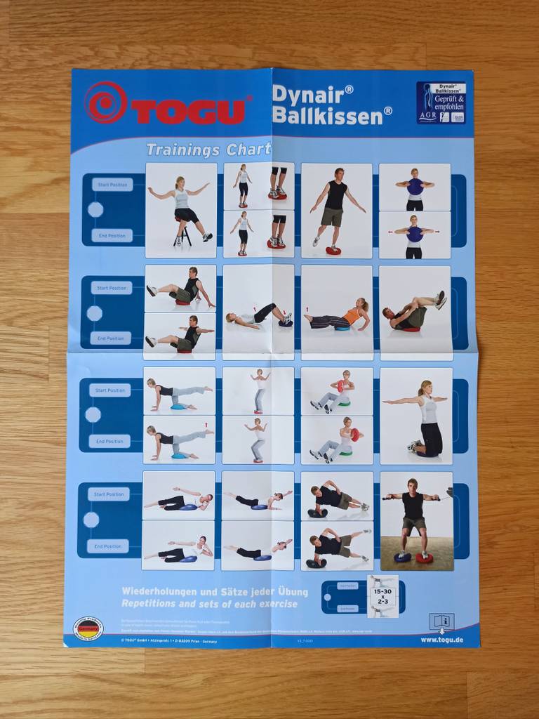 Eine Seite aus einem Booklet eines Balancekissens mit Balance- und Fitnessübungen mit dem Kissen in einer Fotoanleitung